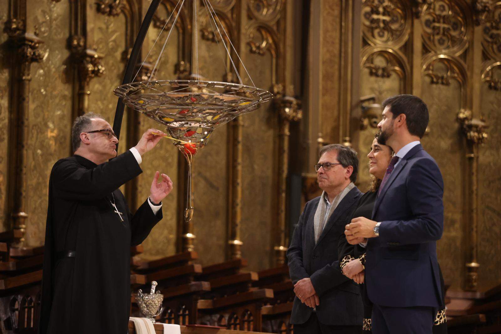 La UFEC conmemora el Milenario de Montserrat con la ofrenda de la lámpara votiva del deporte catalán