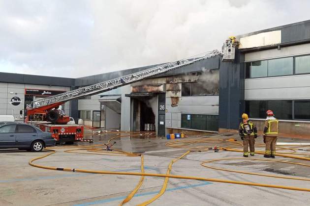 incendi nau piscines vilanova i la geltrú bombers imatge cedida incendi nau piscines vilanova i la geltrú bombers imatge cedida