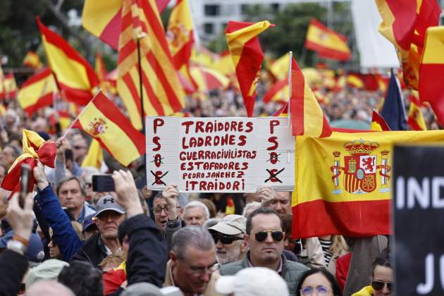 manifestació colon espanyola ultra dreta madrid pp vox banderes efe (2) manifestació colon espanyola ultra dreta madrid pp vox banderes efe (2)
