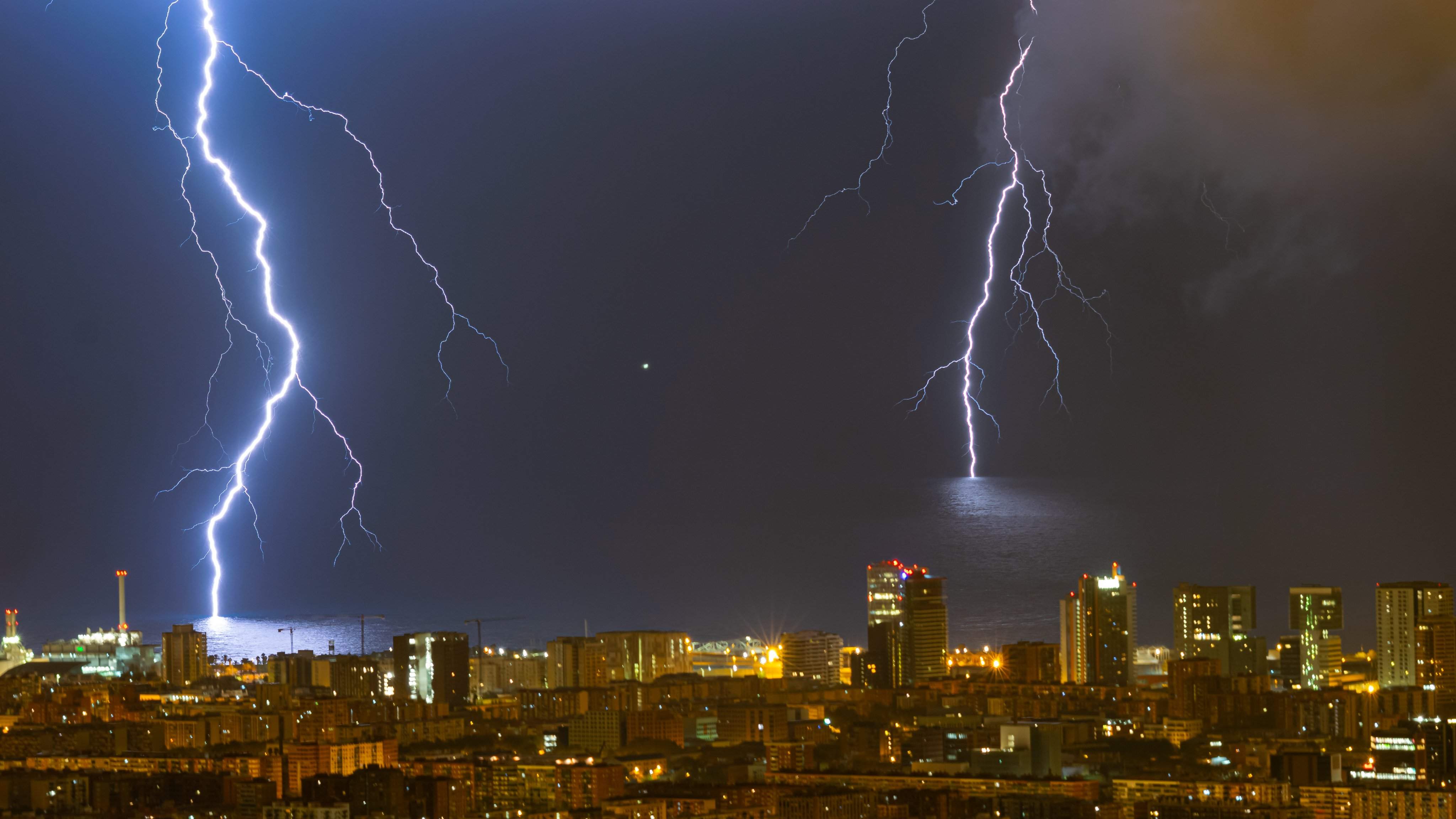 Festival de tormentas nocturnas en Catalunya: alerta en el litoral por posibles aguaceros
