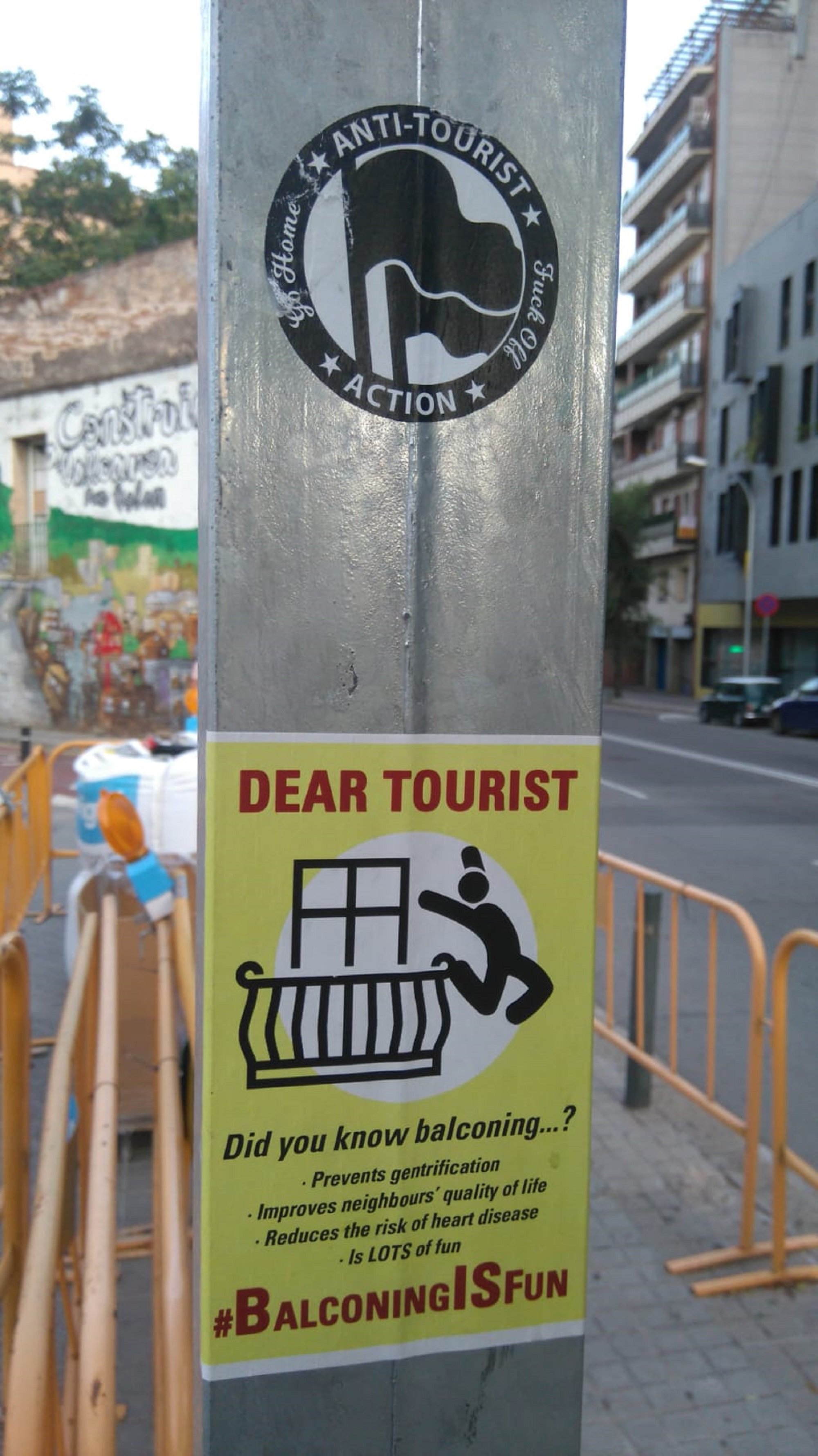 Apareixen cartells a Barcelona que animen els turistes a fer 'balconing'