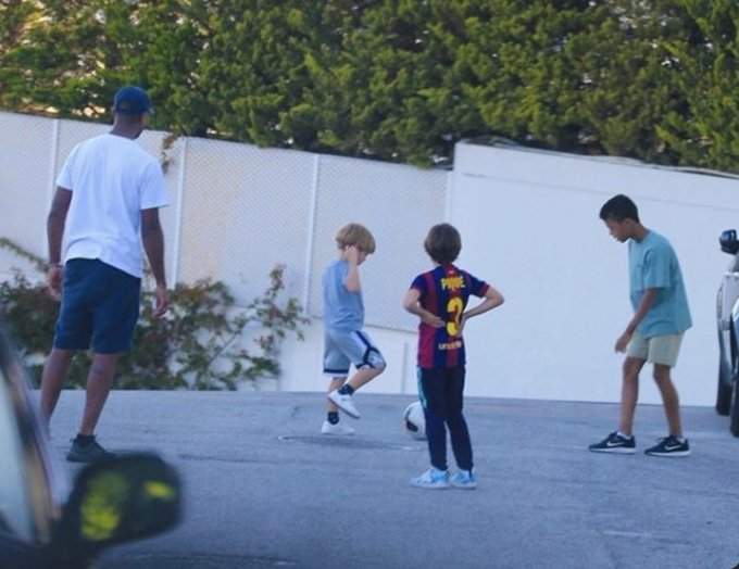 Milan i Sasha jugant amb els Kluivert a Esplugues, twitter