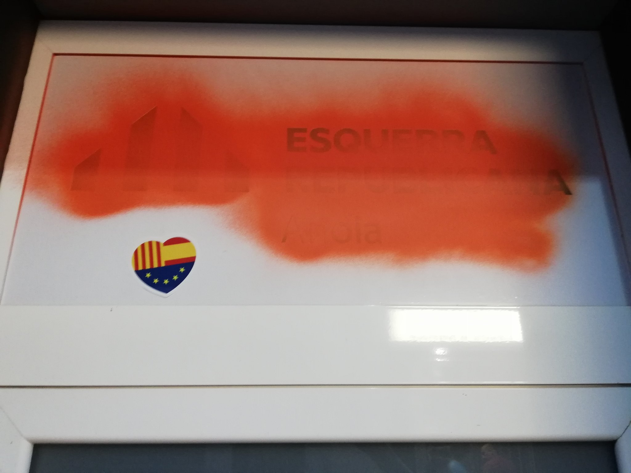 Pinten de taronja la seu d'ERC d'Igualada
