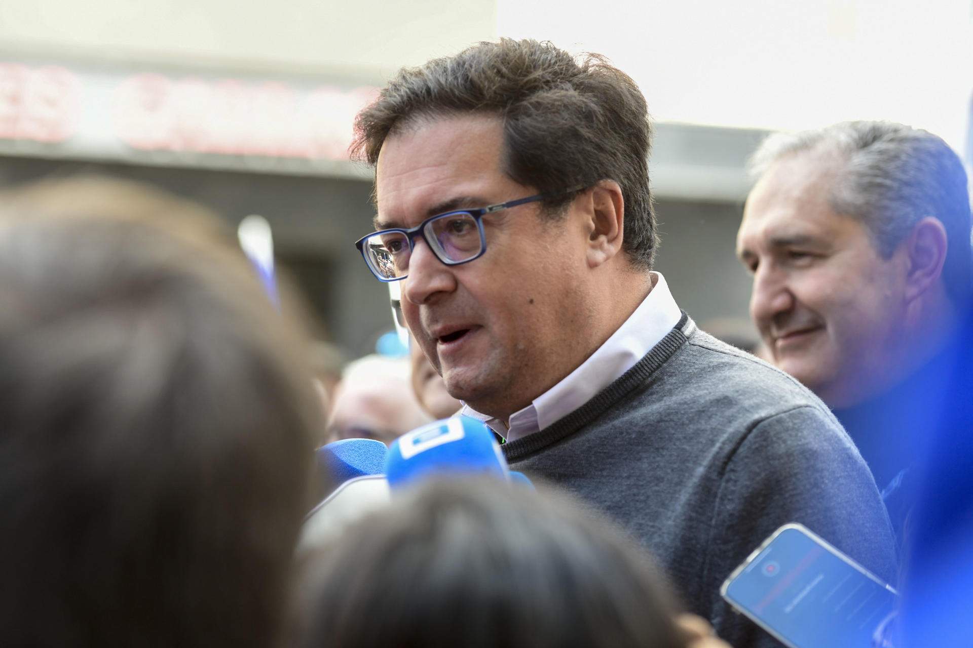 El Gobierno carga contra la filtración de mensajes privados de Pedro Sánchez: "Muy grave"