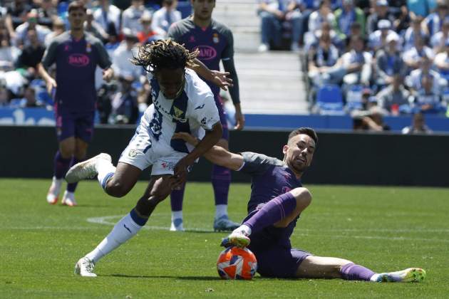 El Leganés i l'Espanyol lluiten per una pilota / Foto: EFE El Leganés i l'Espanyol lluiten per una pilota / Foto: EFE