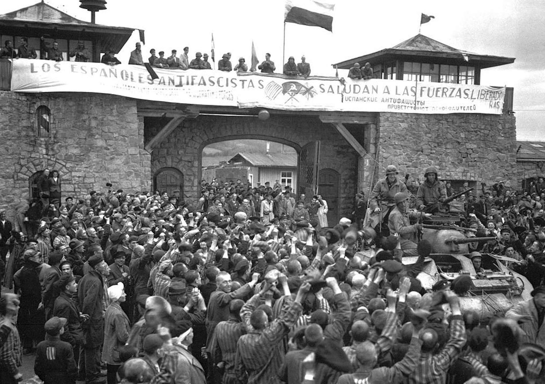 Deportats republicans saluden a le tropes nord americanes que entren a Mauthausen Deportats republicans saluden a le tropes nord americanes que entren a Mauthausen