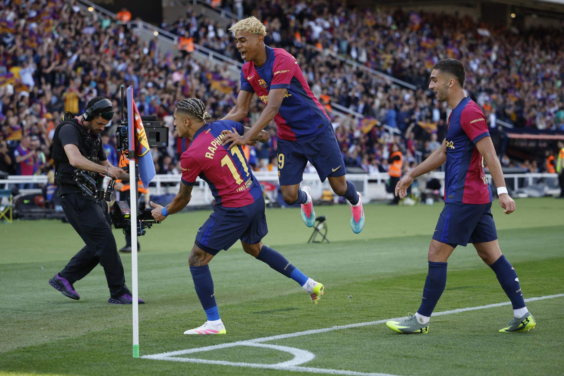 El Barça venç el Reial Madrid en un Clàssic heroic i polèmic (4-3) i té la Lliga a 2 punts