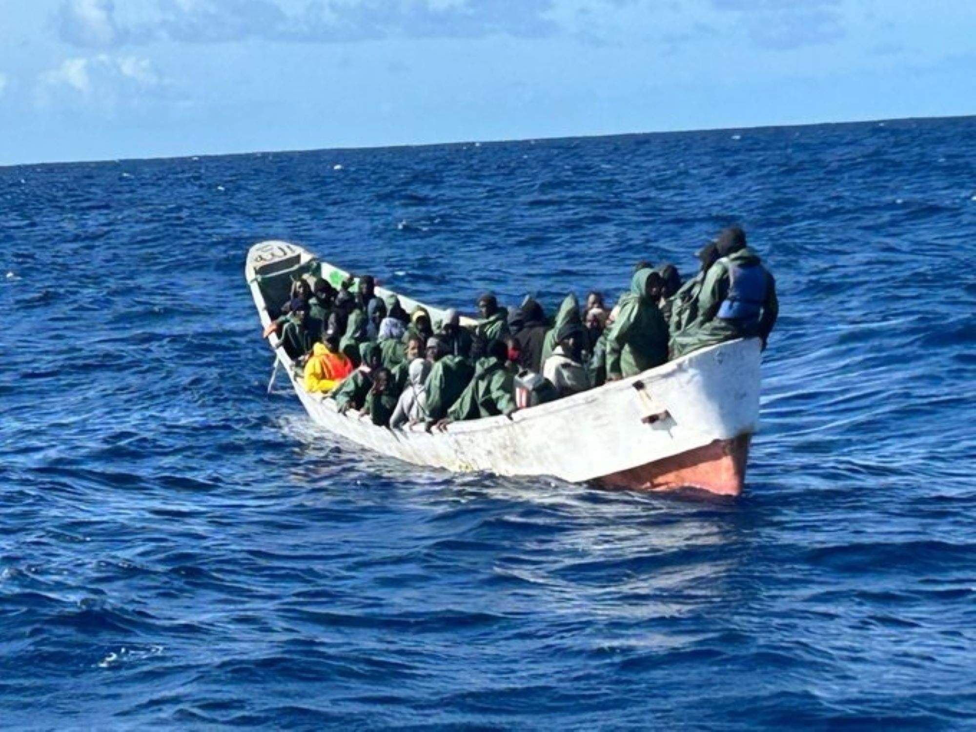89 migrants rescatats en quatre pasteres a 250 km de la costa de Catalunya