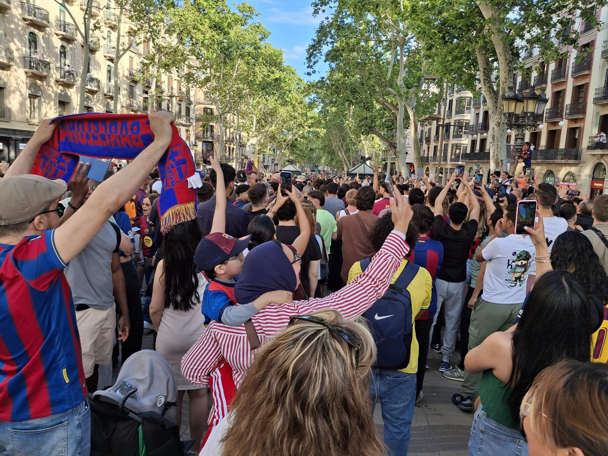 L'afició del Barça omple Canaletes per celebrar un Clàssic que pot valer una Lliga