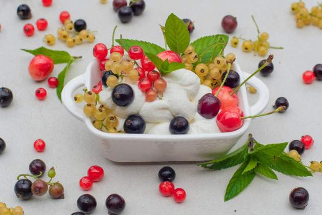 El blanco cremoso del queso resalta con el rojo brillante de las cerezas / Foto: Unsplash El blanco cremoso del queso resalta con el rojo brillante de las cerezas / Foto: Unsplash