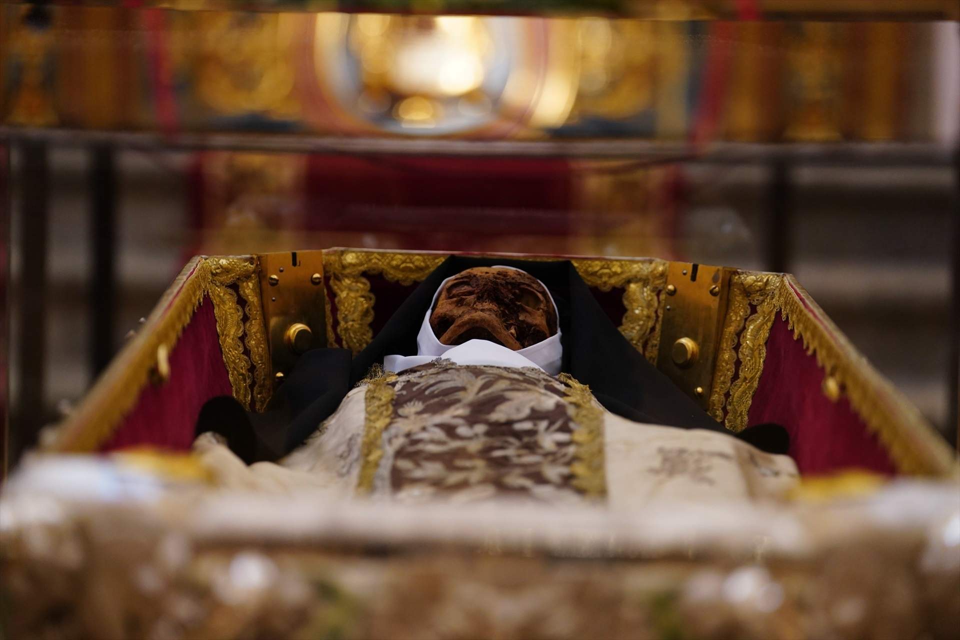 cuerpo de Santa Teresa de Jesus expuesta a Salamanca (1) cuerpo de Santa Teresa de Jesus expuesta a Salamanca (1)