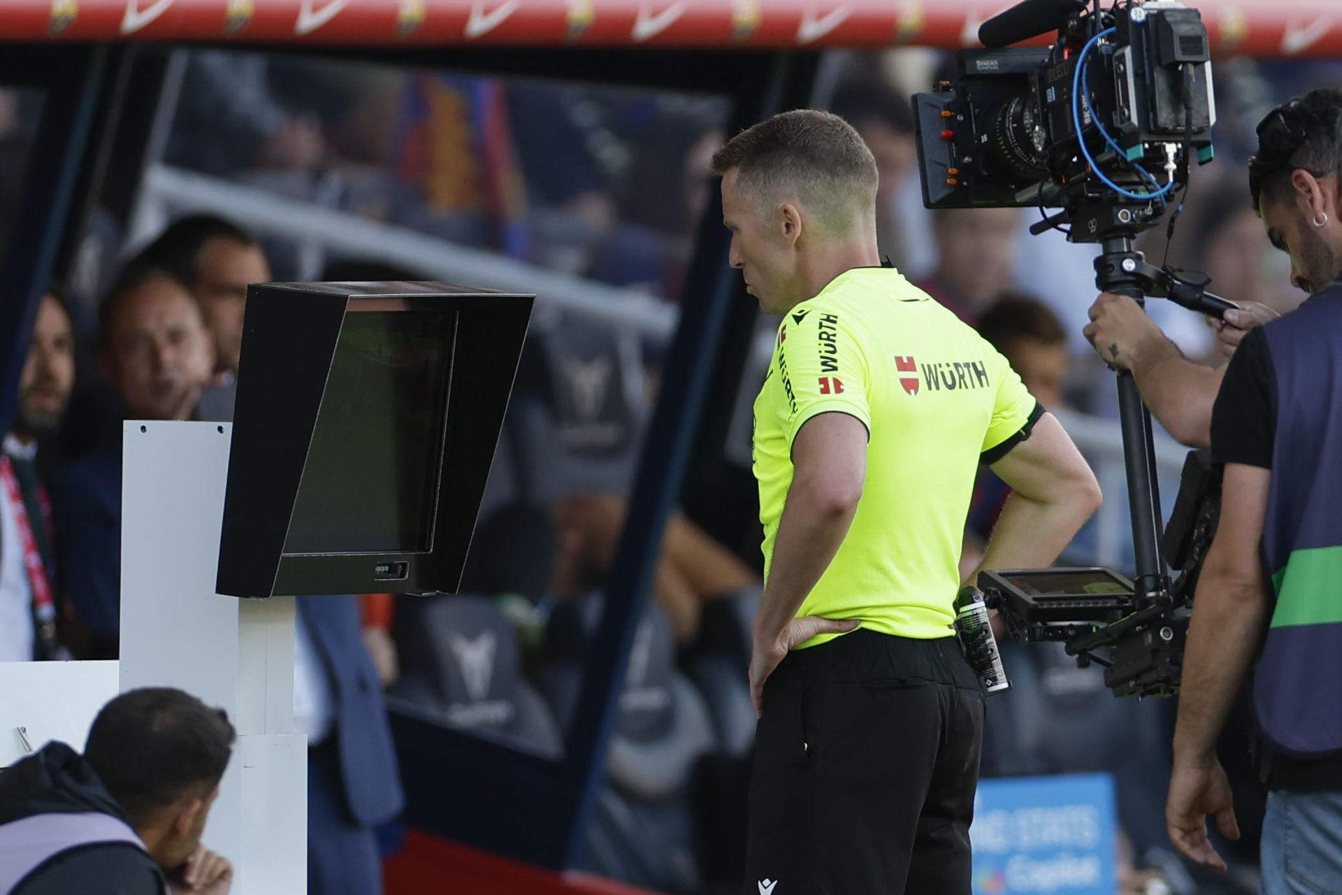 Indignació del Barça amb el VAR: un "encara bo" i un àudio retallat que enfurismen els culers
