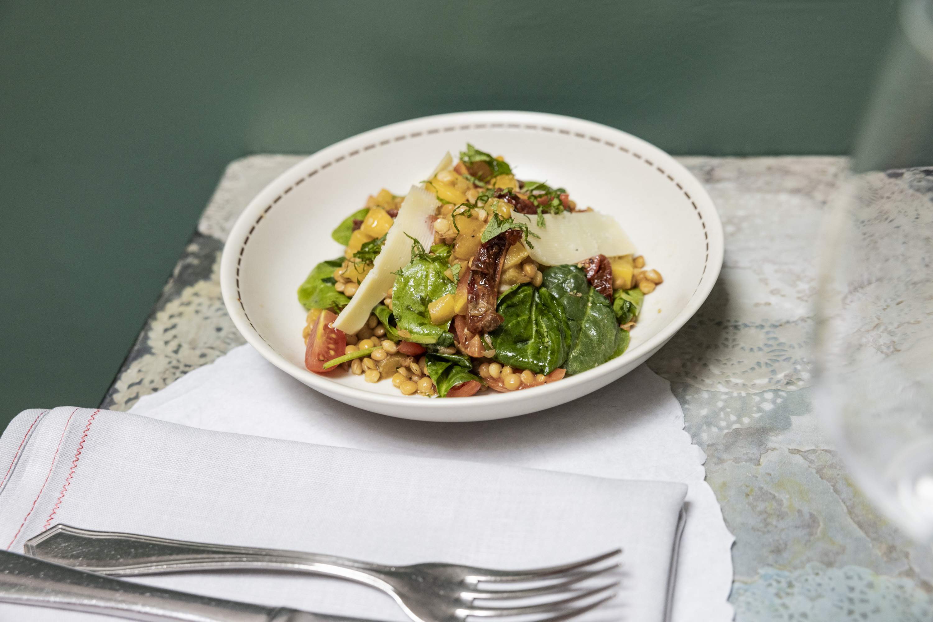 Esta ensalada viral te salvará las comidas calurosas de todo el verano
