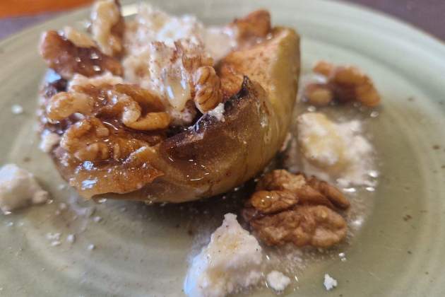 Poma al forn amb mel i mató i nous restaurant El Racó de la Vila esmorzarsdeforquilla Poma al forn amb mel i mató i nous restaurant El Racó de la Vila esmorzarsdeforquilla