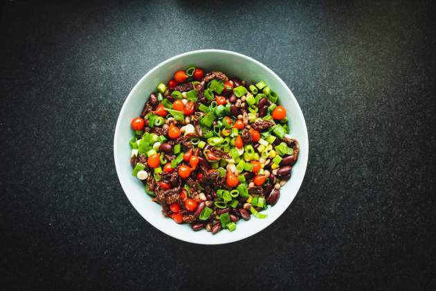 La ensalada de legumbres es una comida saciante y llena de nutrientes / Foto: Unsplash La ensalada de legumbres es una comida saciante y llena de nutrientes / Foto: Unsplash