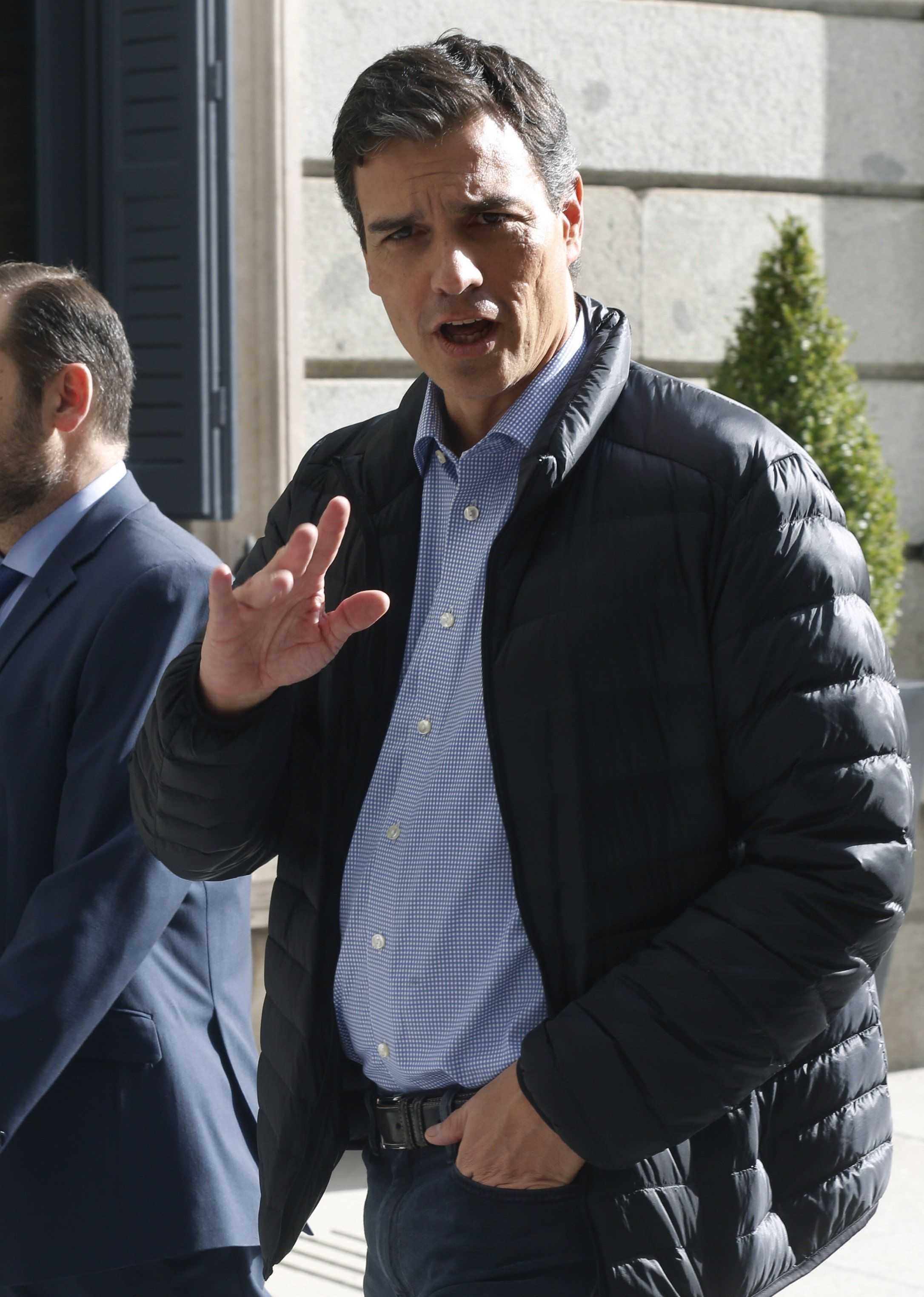 Pedro Sánchez, entre deixar l'escó o votar 'no' a Rajoy