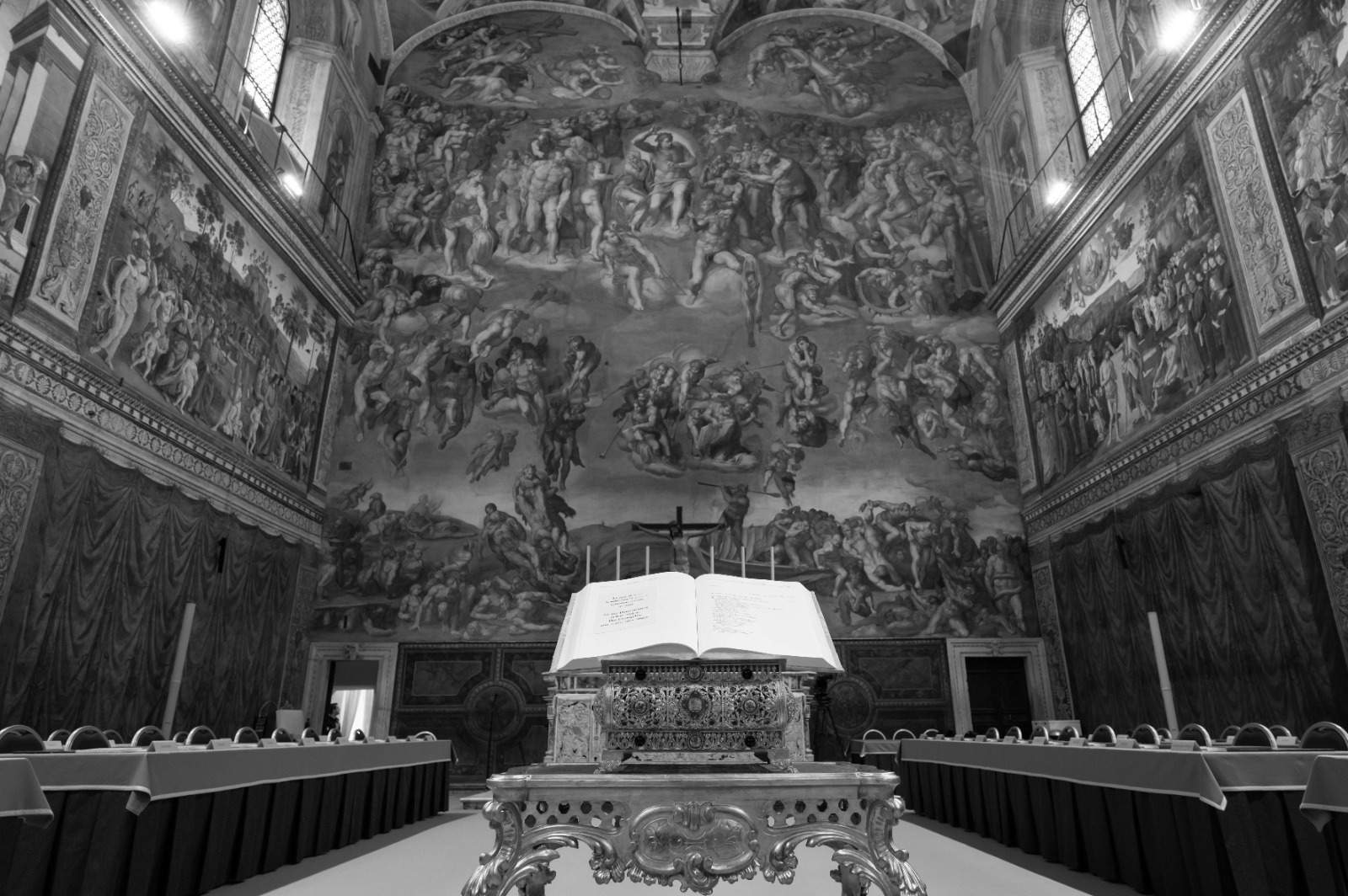 Conclave 2.0 a les portades: ja sap Feijóo que qui entra papa surt cardenal?