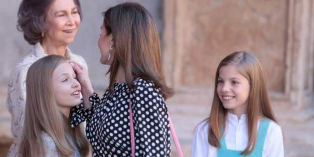 Letícia neteja el front de la seva filla Elionor Letícia neteja el front de la seva filla Elionor