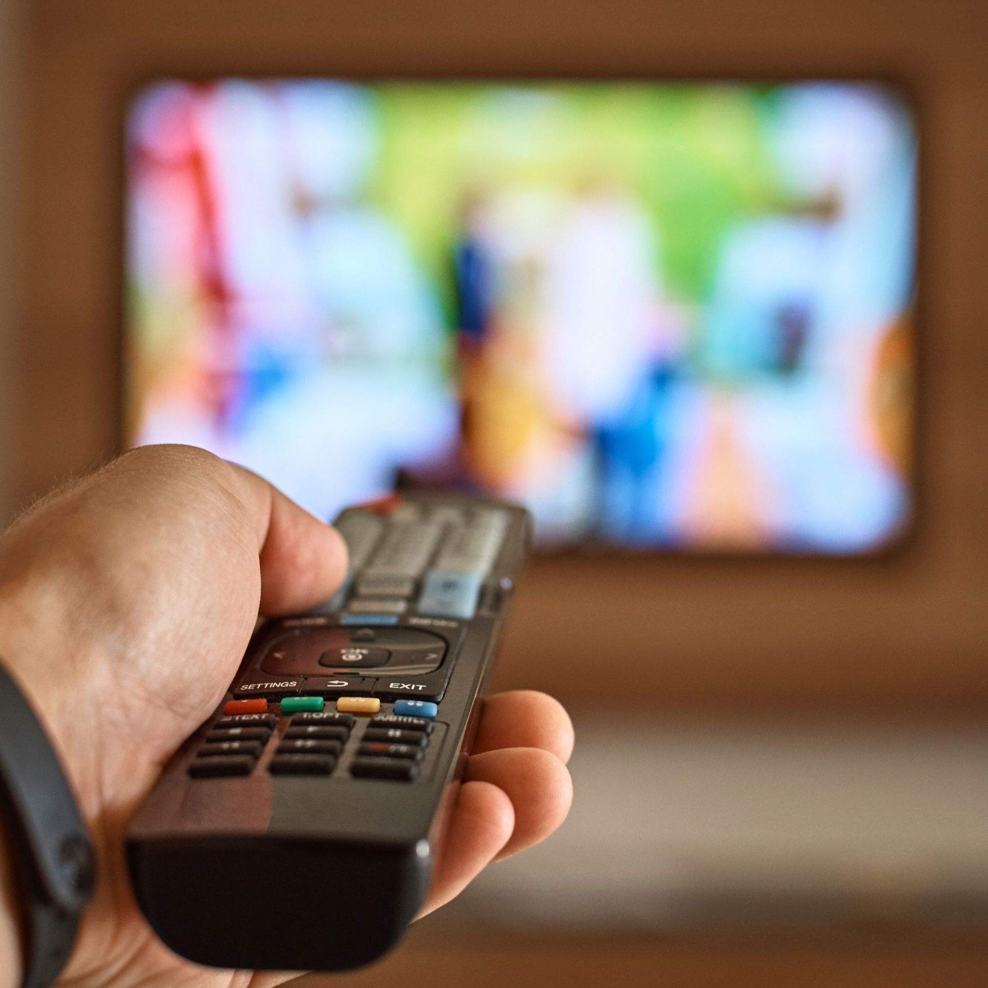 Els interioristes donen la clau perquè triar una televisió no arruïni per complet la sala d'estar