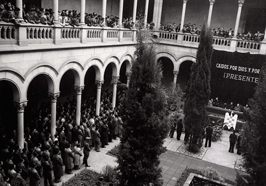 Los ex combatientes franquistas quedan eximidos de las pruebas de ingrès universitarias. Claustro de la Universidad el Día del Estudiante Caido. Fuente Blog Ab Origine