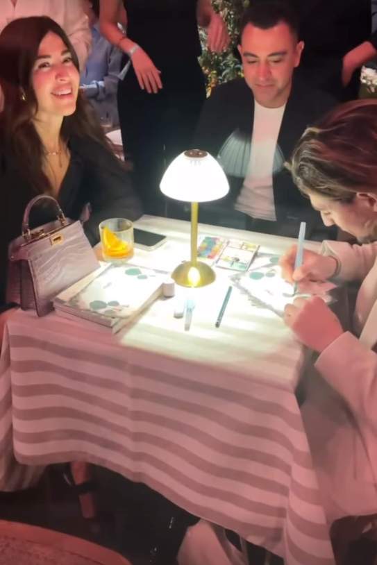 Xavi Hernández i Núria Cunillera posant pel dibuix / Instagram Xavi Hernández i Núria Cunillera posant pel dibuix / Instagram