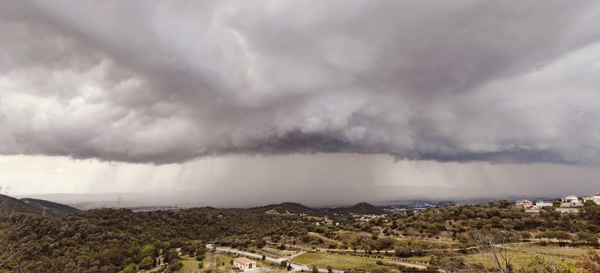 Tempestes rabioses a mig Catalunya aquest dimecres amb llamps, trons i calamarsades