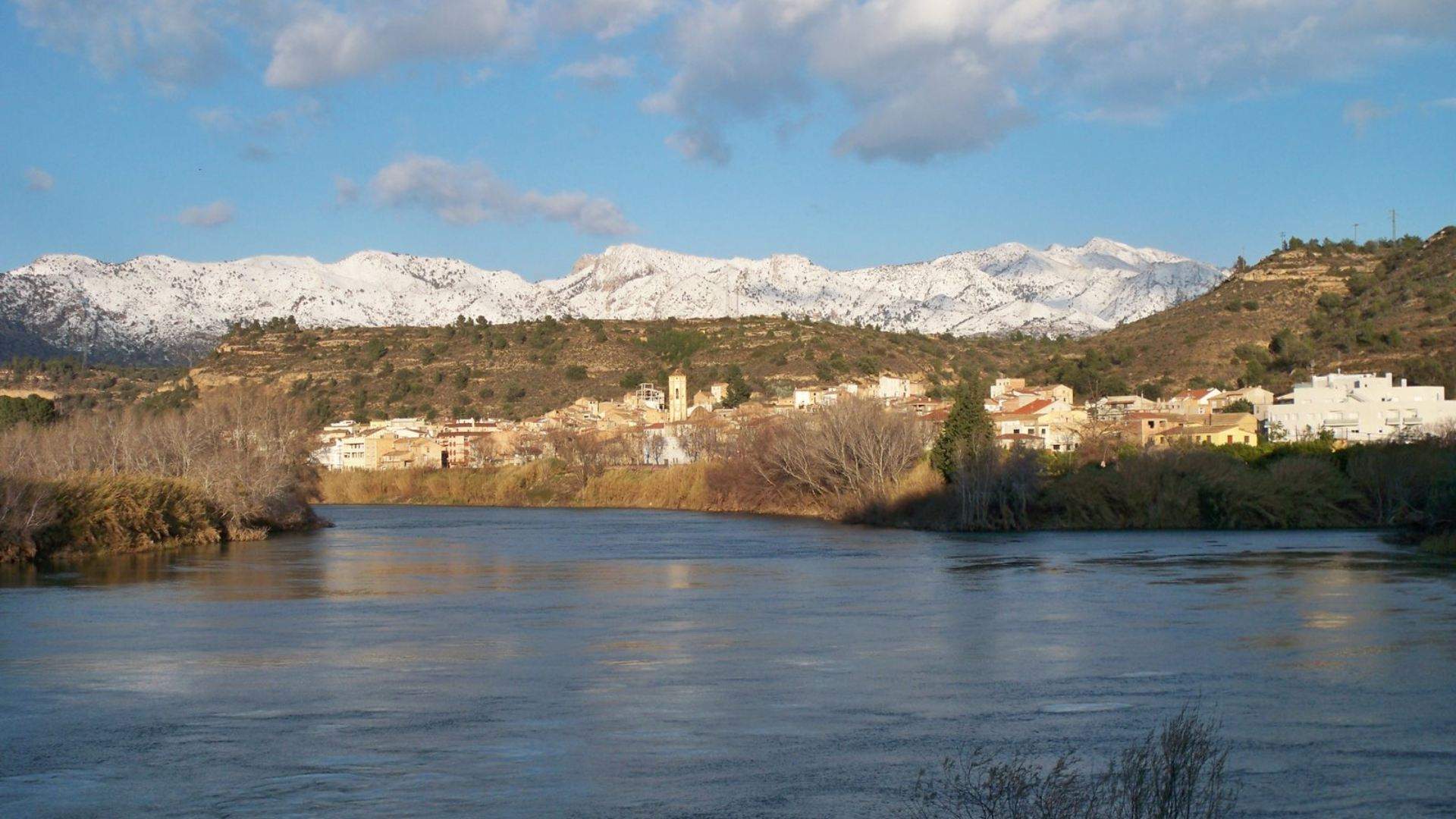El poble català que t'atraparà si busques pau i autenticitat a la vora de l’Ebre