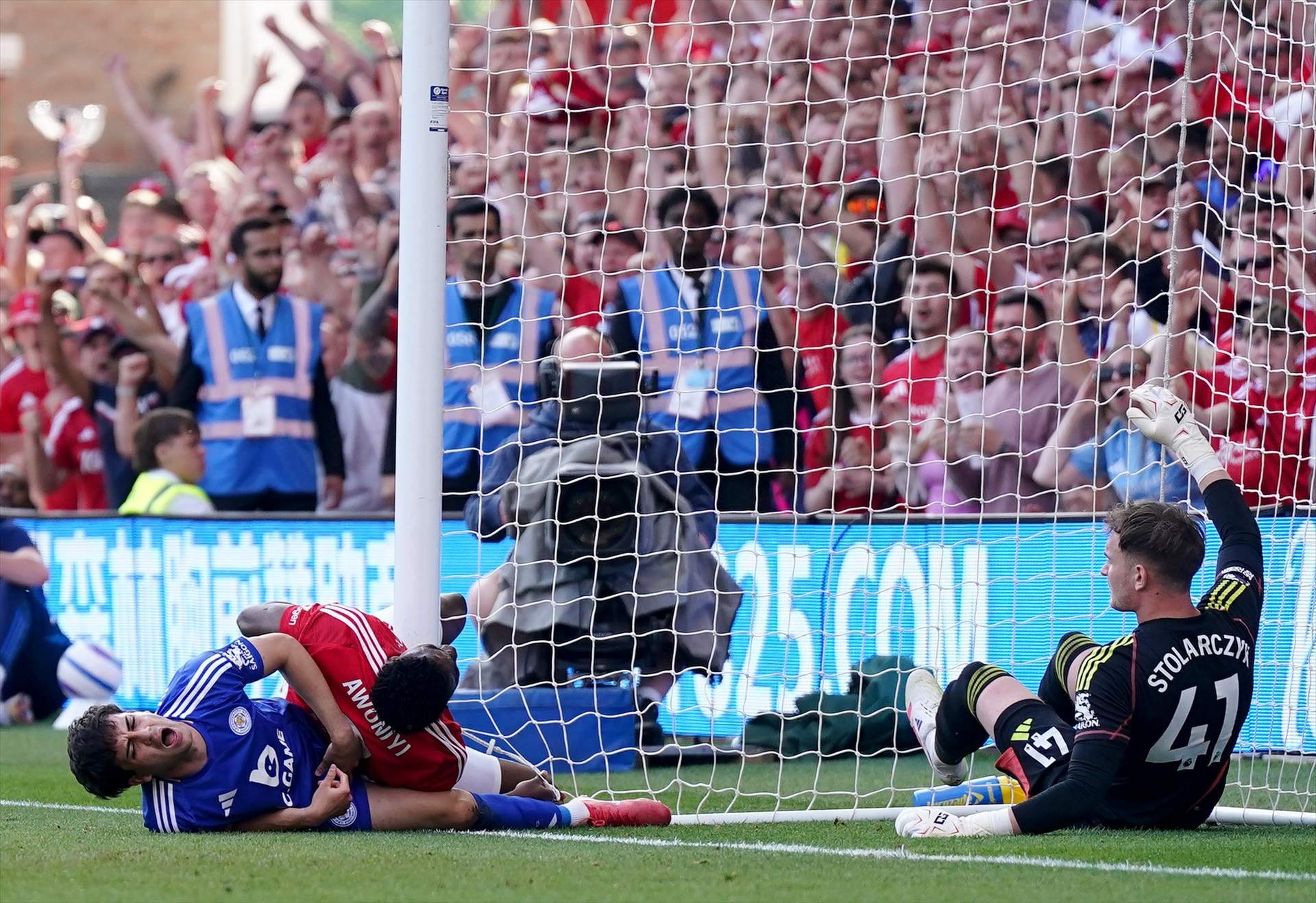 Taiwo Awoniyi, jugador del Nottingham Forest, en coma induït després d'un brutal cop amb el pal