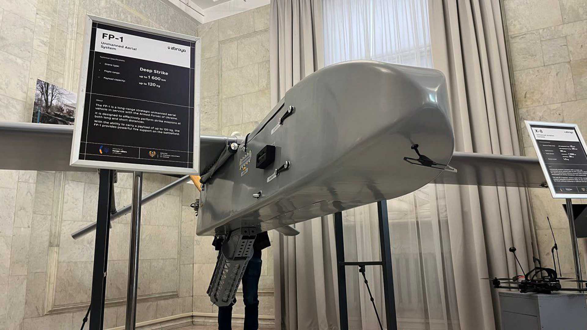 Ucrania enseña su dron kamikaze de largo alcance. Puede golpear a 1.600 kilómetros de distancia
