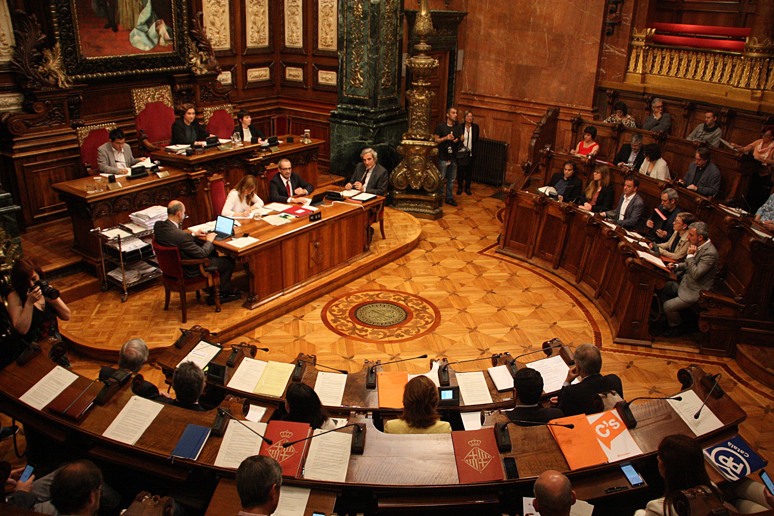 Colau, en minoría, forzada a retirar también las ordenanzas fiscales