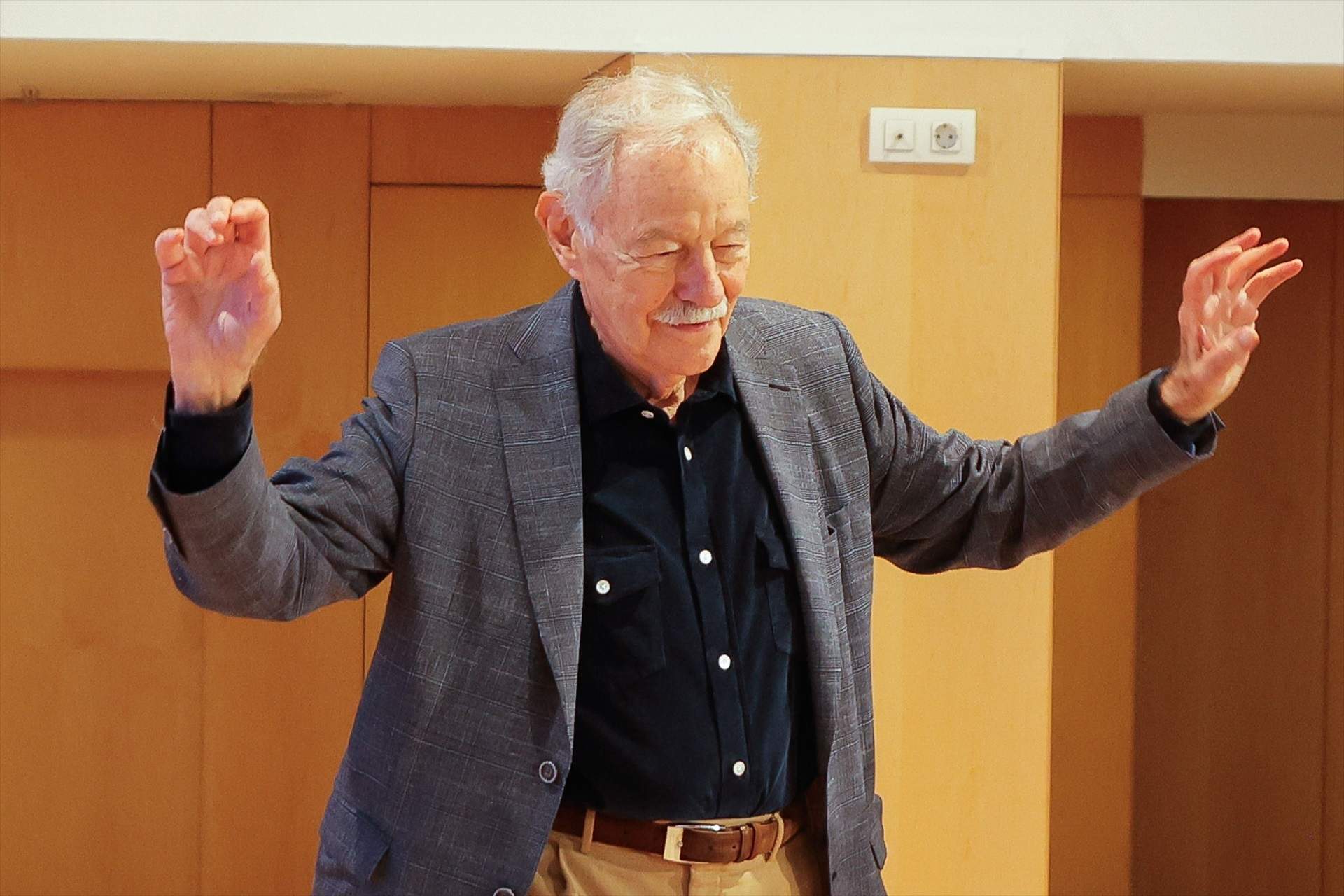 La JNC inicia una revuelta contra Mendoza y exige a Illa que le retire la Creu de Sant Jordi