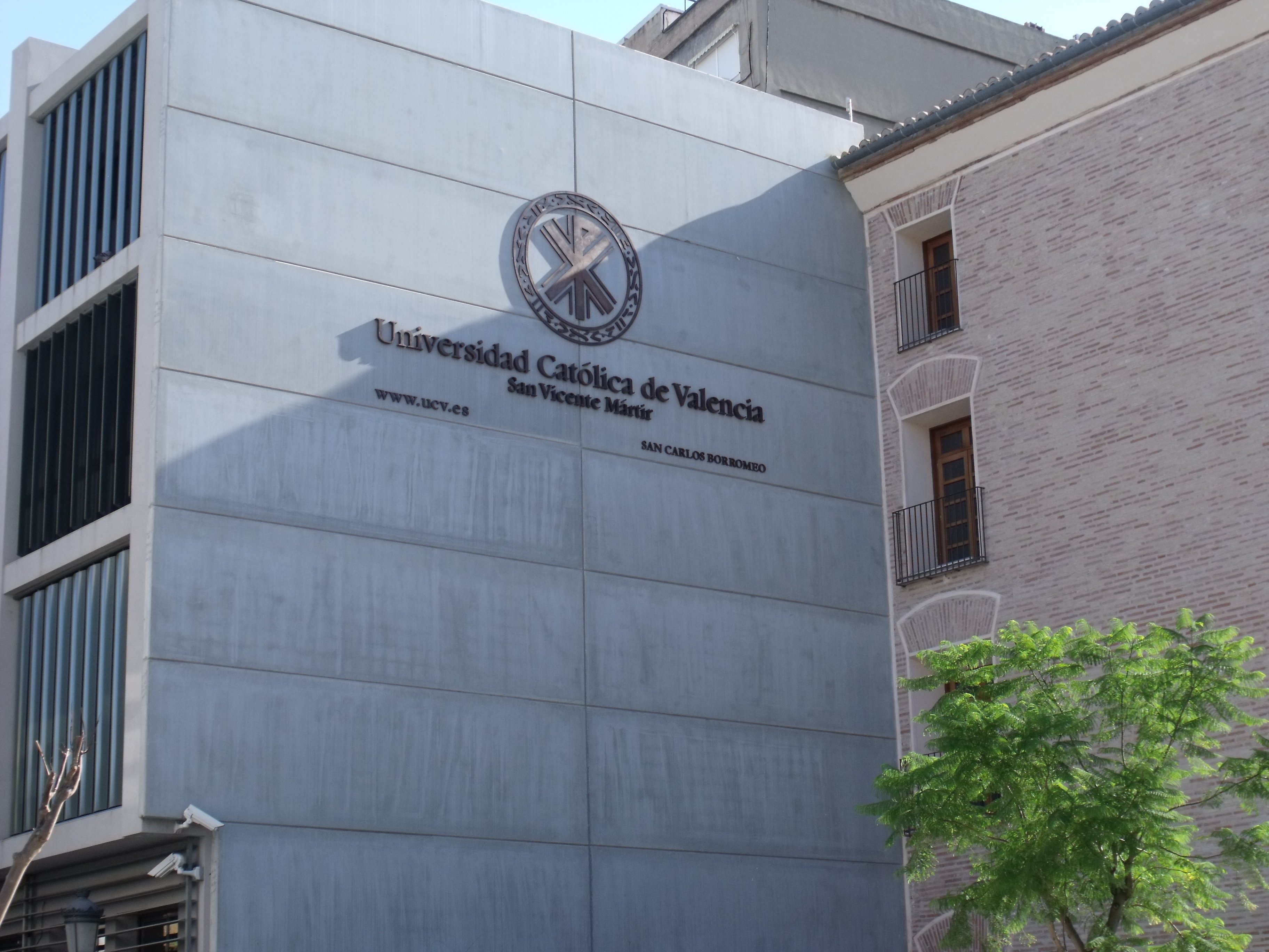 La Universitat de València restaurarà àlbums fotogràfics fets malbé per la DANA