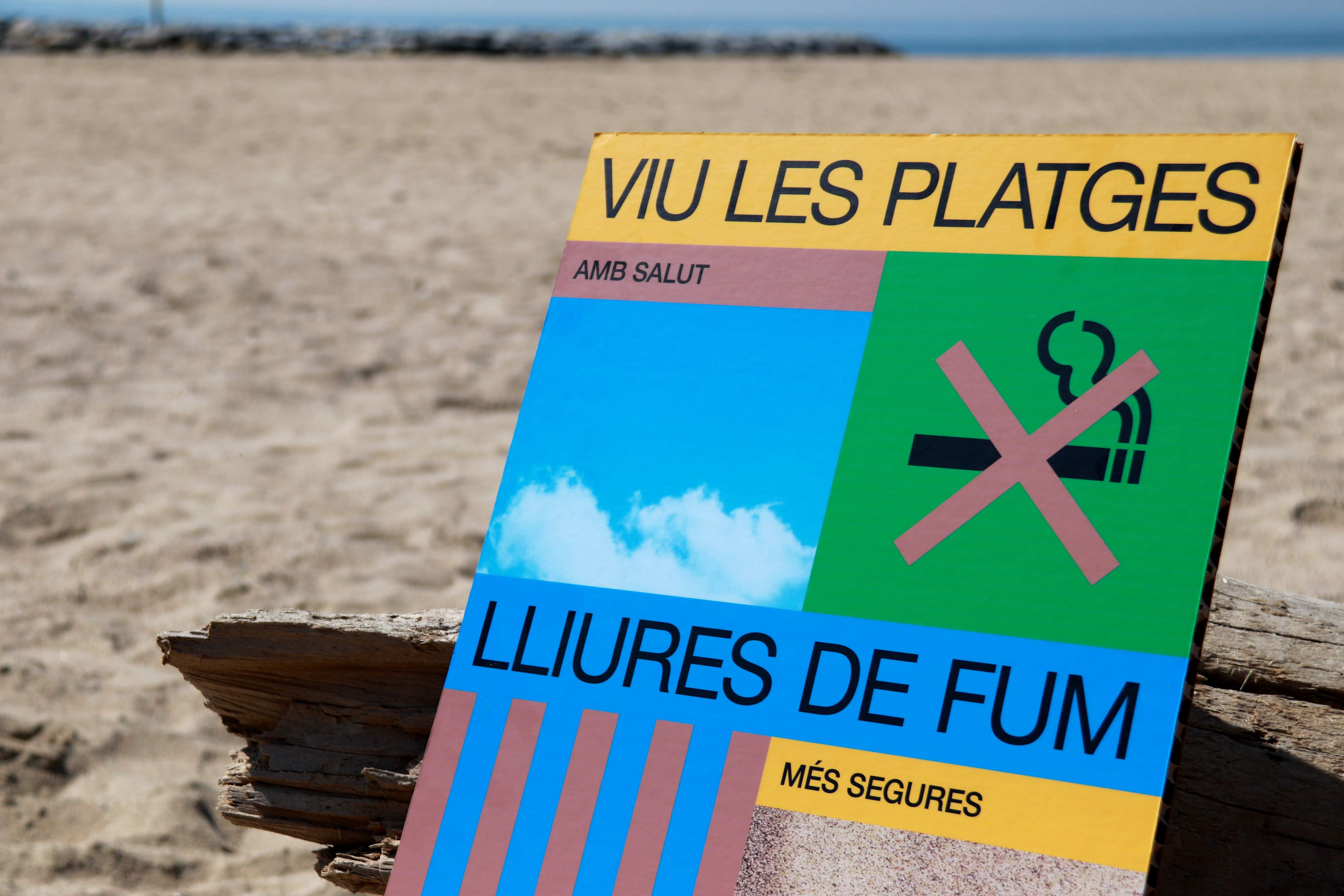 Estas son las ciudades del litoral de Barcelona que prohibirán fumar en sus playas