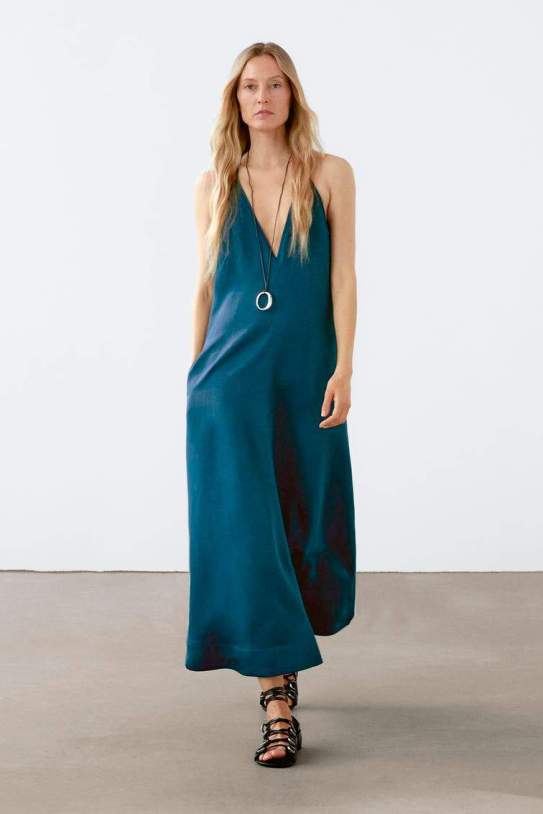 Vestit llarg fluid escoti pico1 Vestit llarg fluid escoti pico1