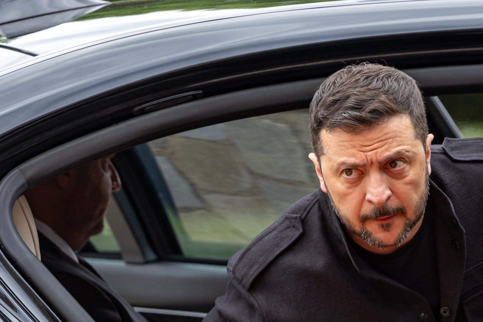 Zelenski califica de "farsa" el perfil bajo de la delegación rusa