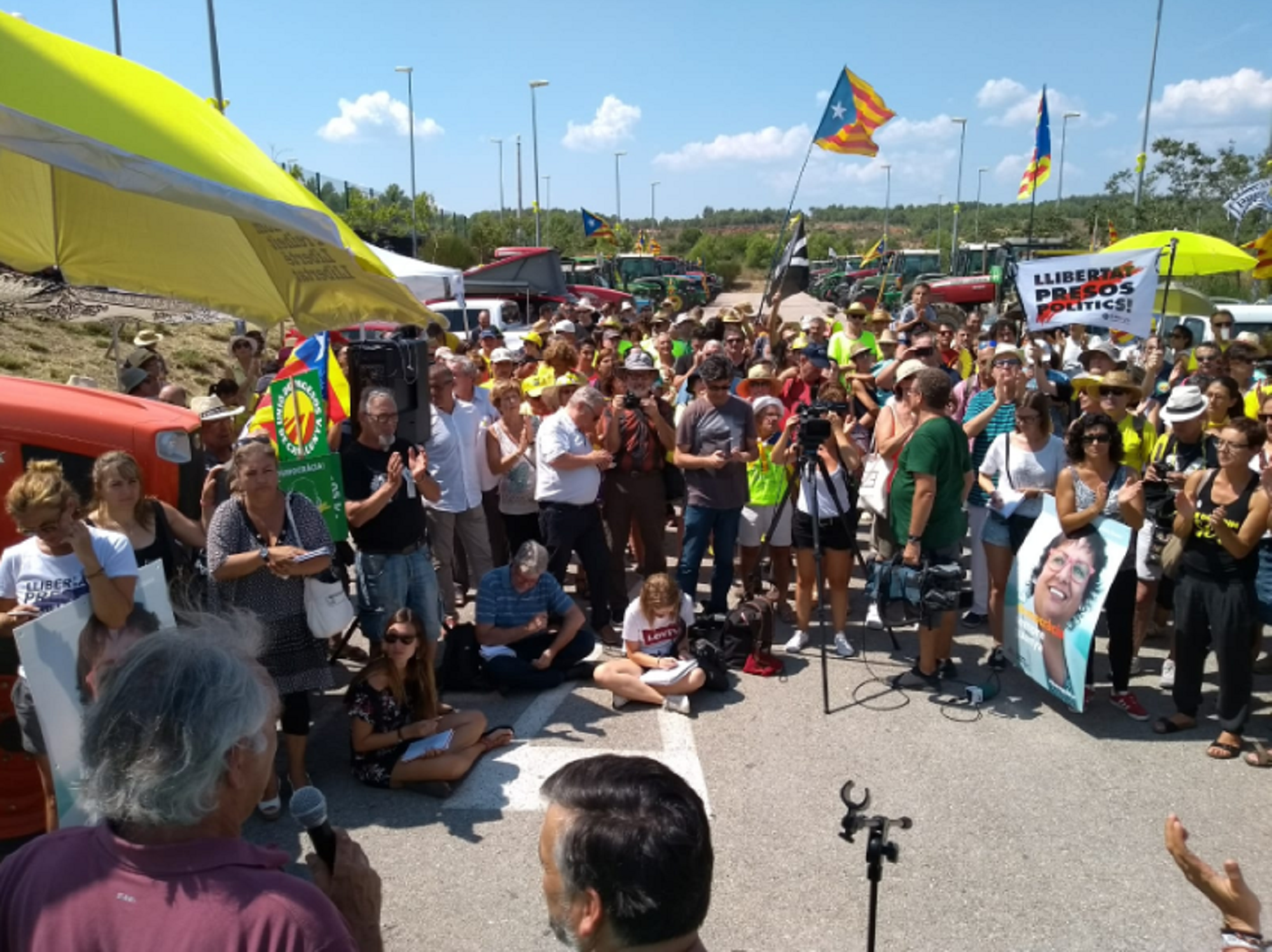 Marxa de tractors a Puig de les Basses per la llibertat dels presos