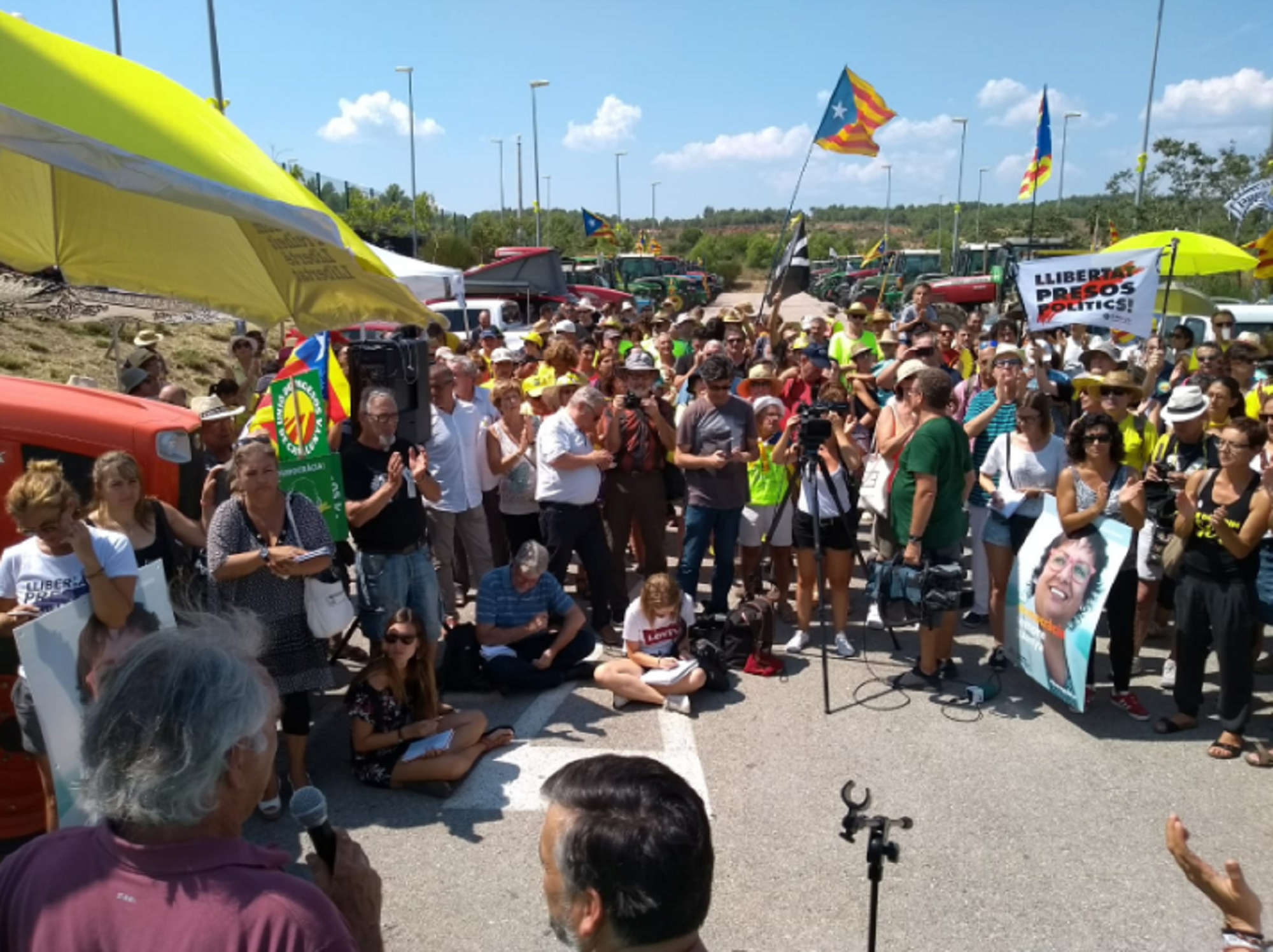 Marcha de tractores en Puig de les Basses por la libertad de los presos