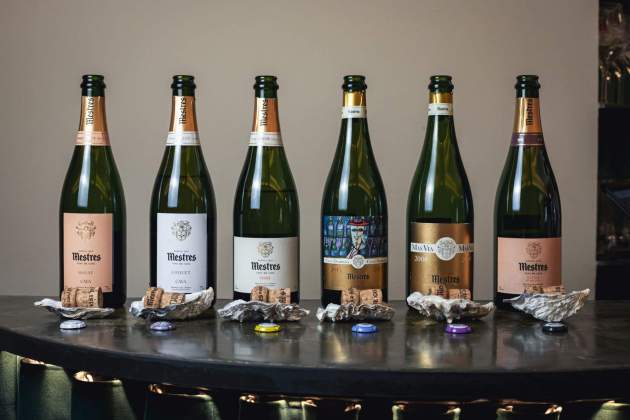 Escumosos del celler Mestres servits durant el quatre mans Escumosos del celler Mestres servits durant el quatre mans