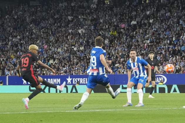 Lamine Yamal golpeo golazo derbi Español / Foto: EFE Lamine Yamal golpeo golazo derbi Español / Foto: EFE