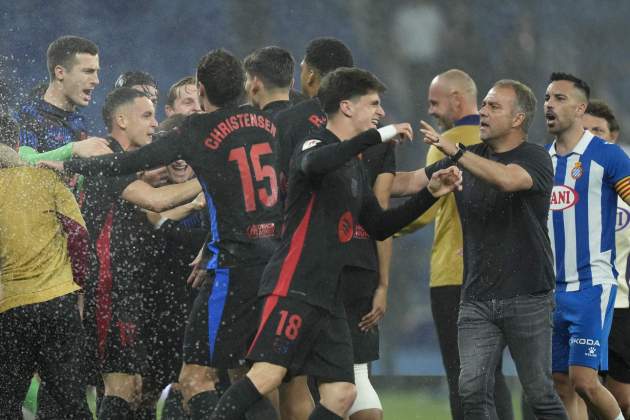 El Barça celebra el título de Liga en el campo del Español / Foto: EFE El Barça celebra el título de Liga en el campo del Español / Foto: EFE