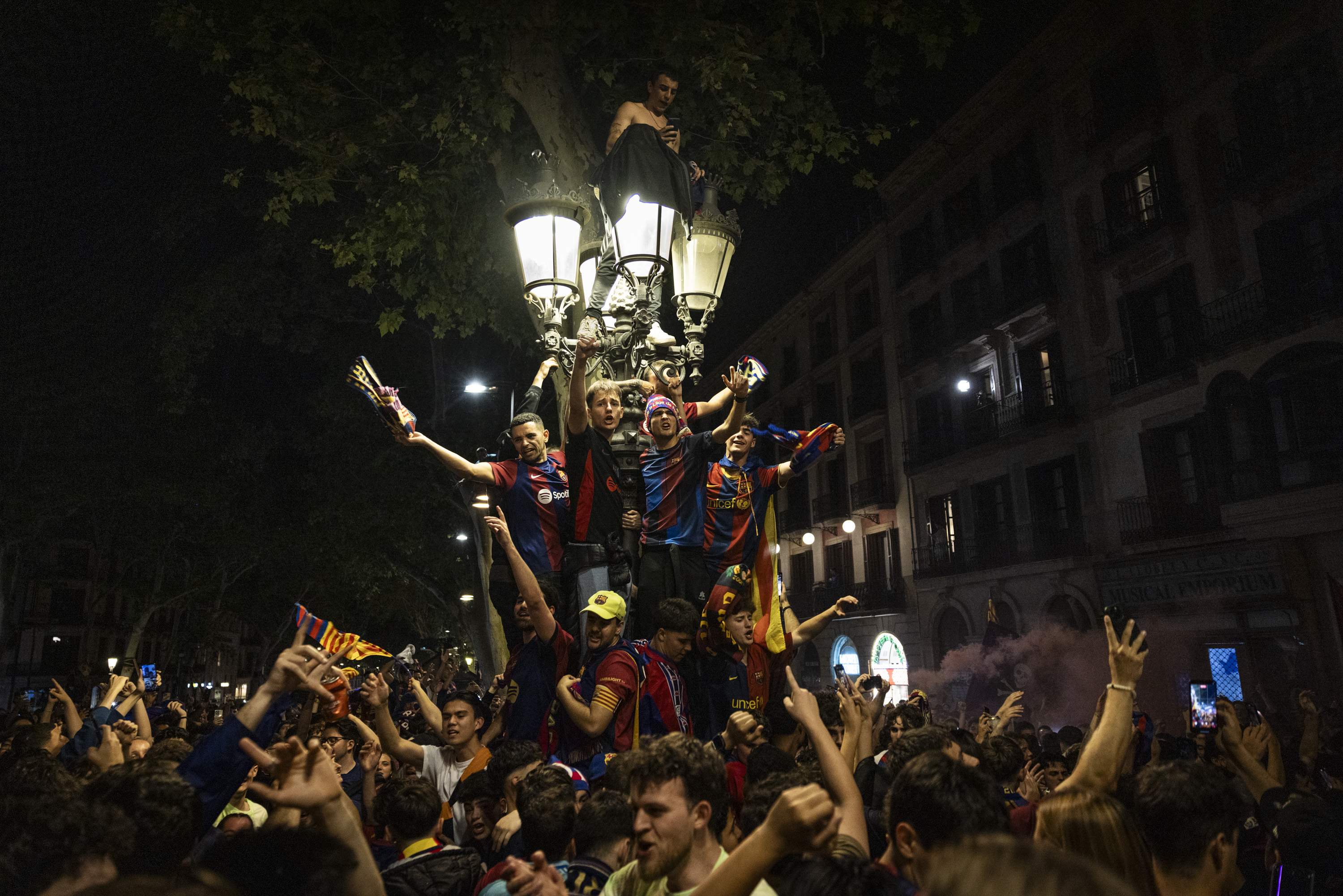 La afición culé vibra en Canaletes para celebrar el 28.º título de Liga del Barça