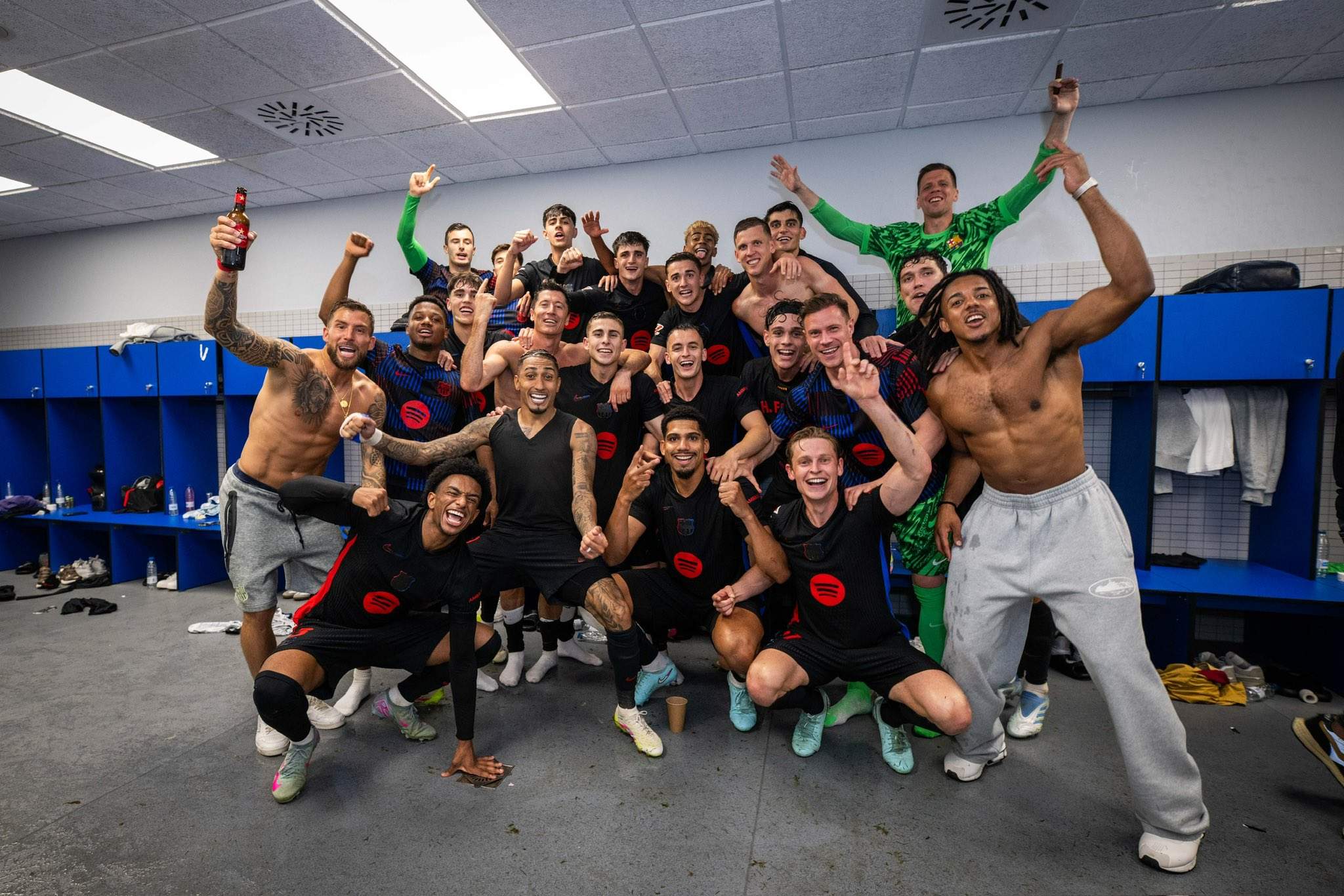 Así han celebrado la Liga los jugadores del Barça: fiesta en el vestuario, Canaletes o Bicing por la ciudad