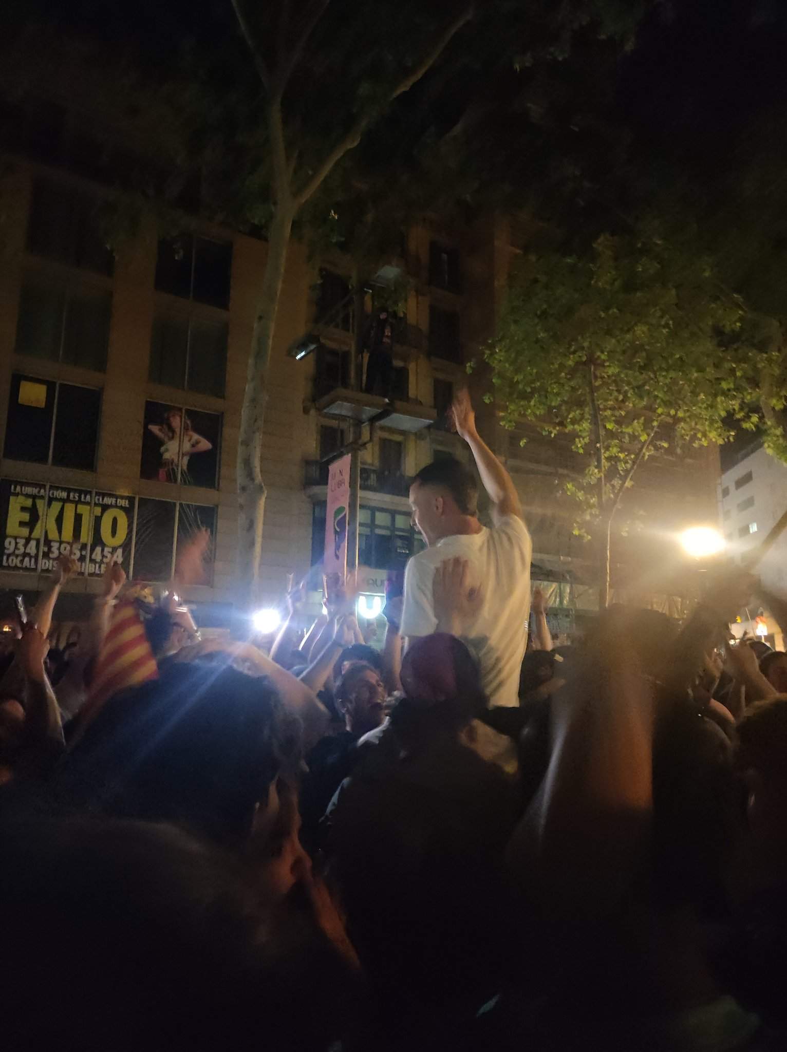 Un invitado inesperado en Canaletes: Casadó celebra la Liga como un culé más