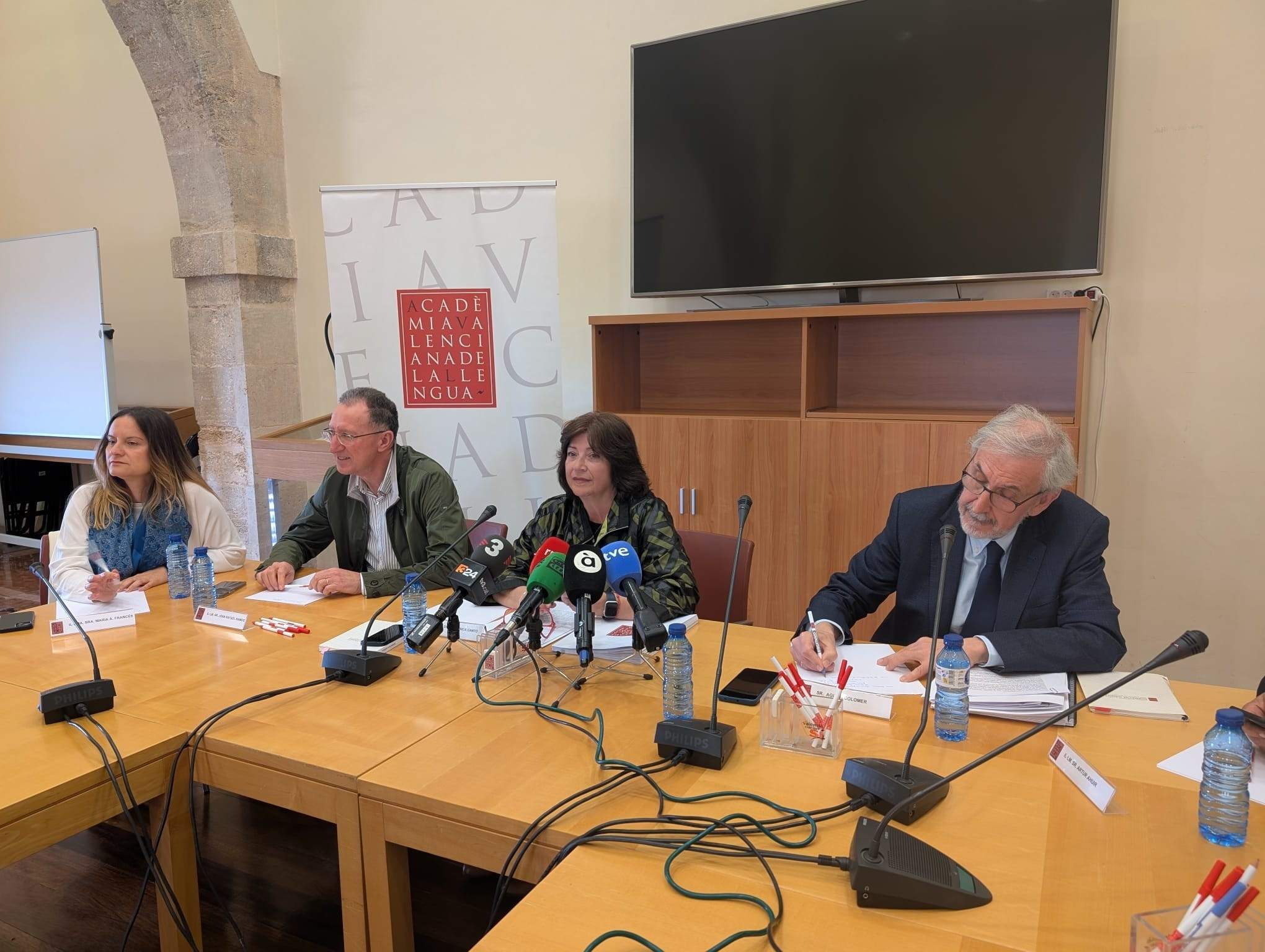 L'Acadèmia Valenciana de la Llengua denuncia que Vox intenta "asfixiar" la institució