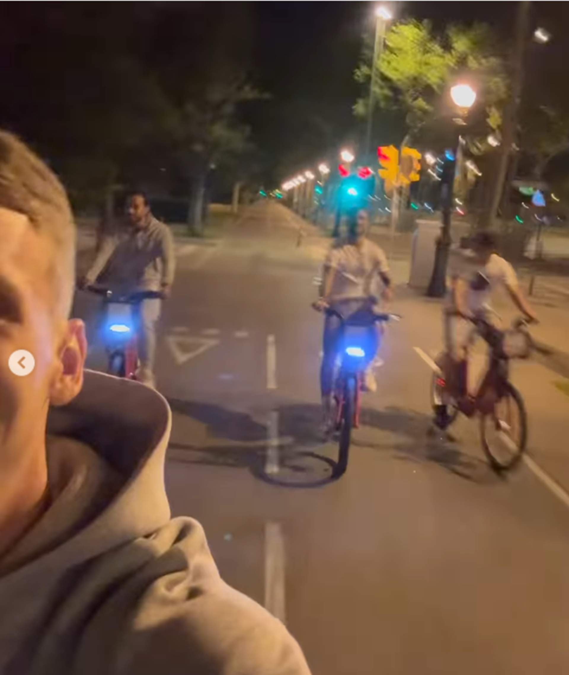 El viaje en Bicing de los cracks del Barça al hospital para celebrar el título de Liga con Ferran Torres