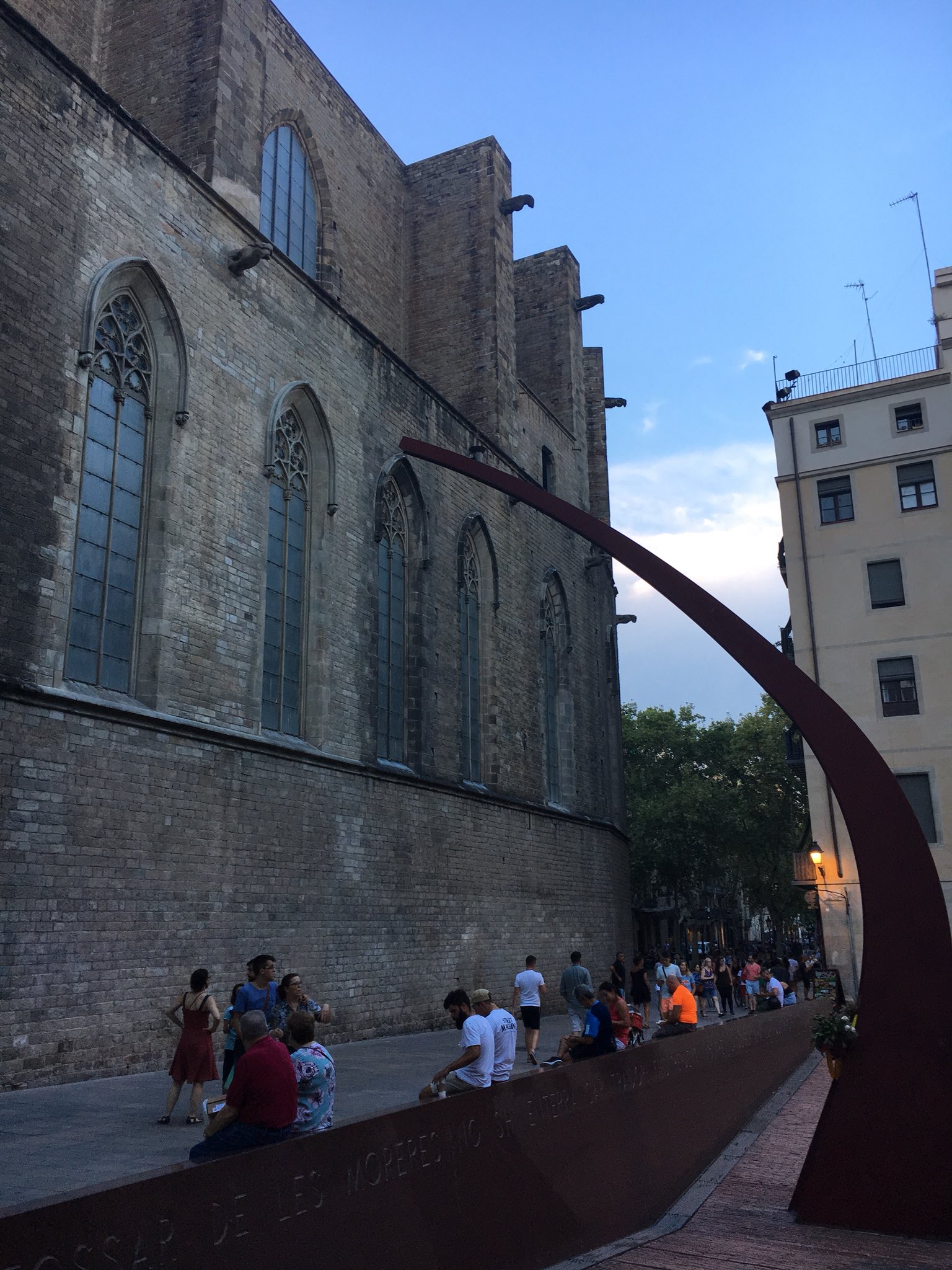 Se apaga la llama del memorial del Fossar de les Moreres