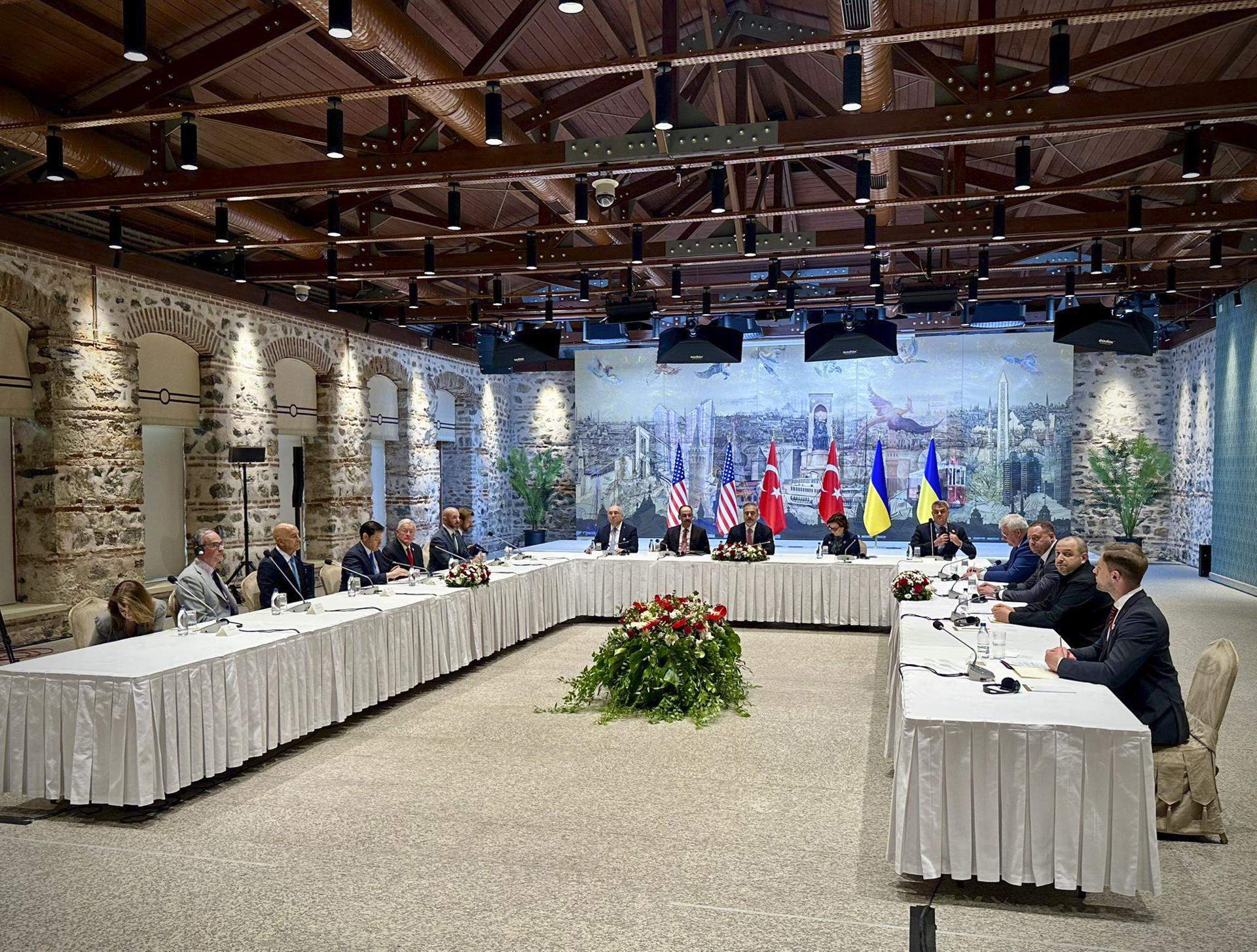 Menos de dos horas: Rusia y Ucrania mantienen conversaciones de paz tres años después