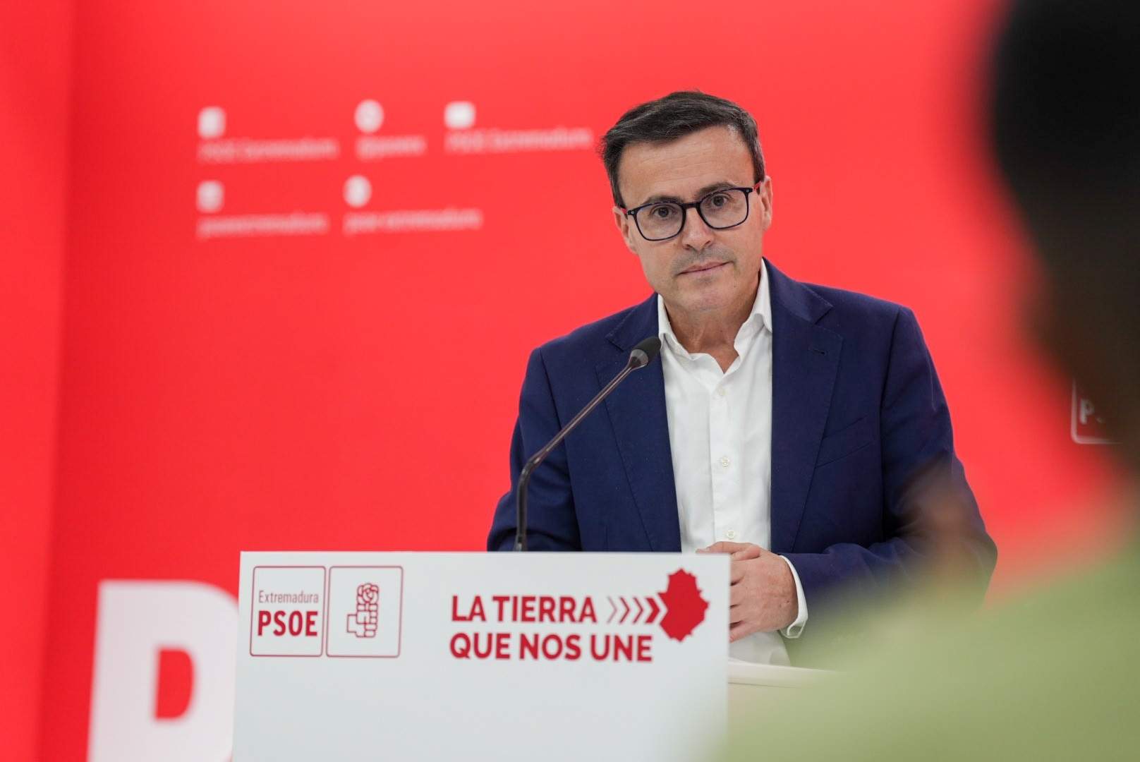 El líder del PSOE extremeny canvia d'opinió: passa a ser aforat, tot i la causa del germà de Sánchez
