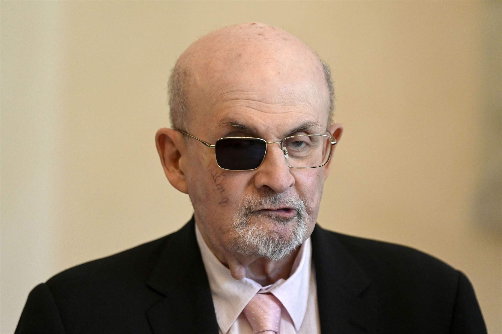 Condenado a 25 años de prisión el agresor de Salman Rushdie por intento de asesinato