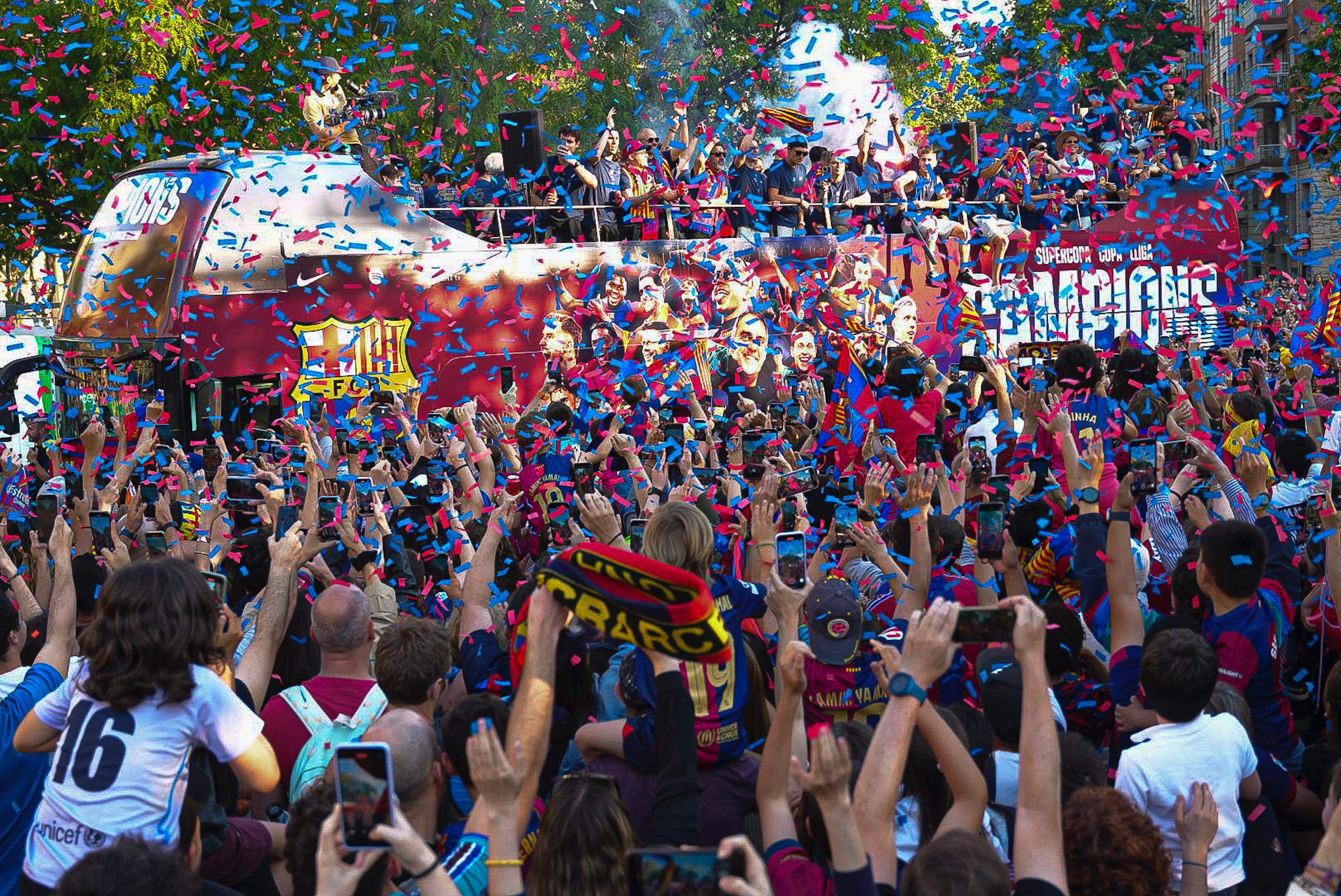 El primer bany de masses del Barça de Flick a Barcelona per celebrar una temporada memorable